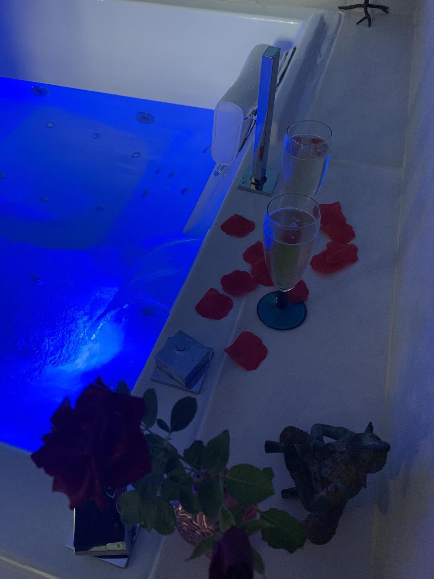 Les Volets Violets Acomodação com café da manhã Salles  Quarto foto
