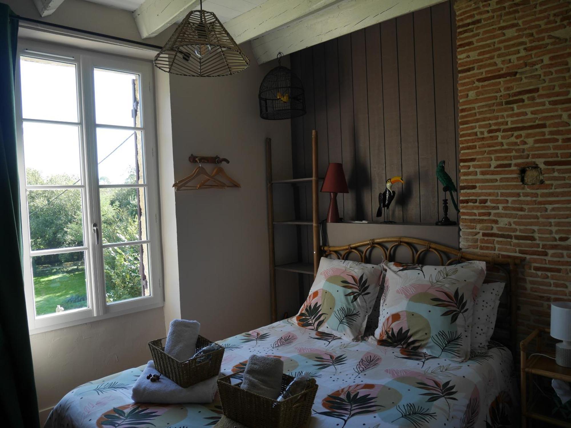 Les Volets Violets Acomodação com café da manhã Salles  Quarto foto