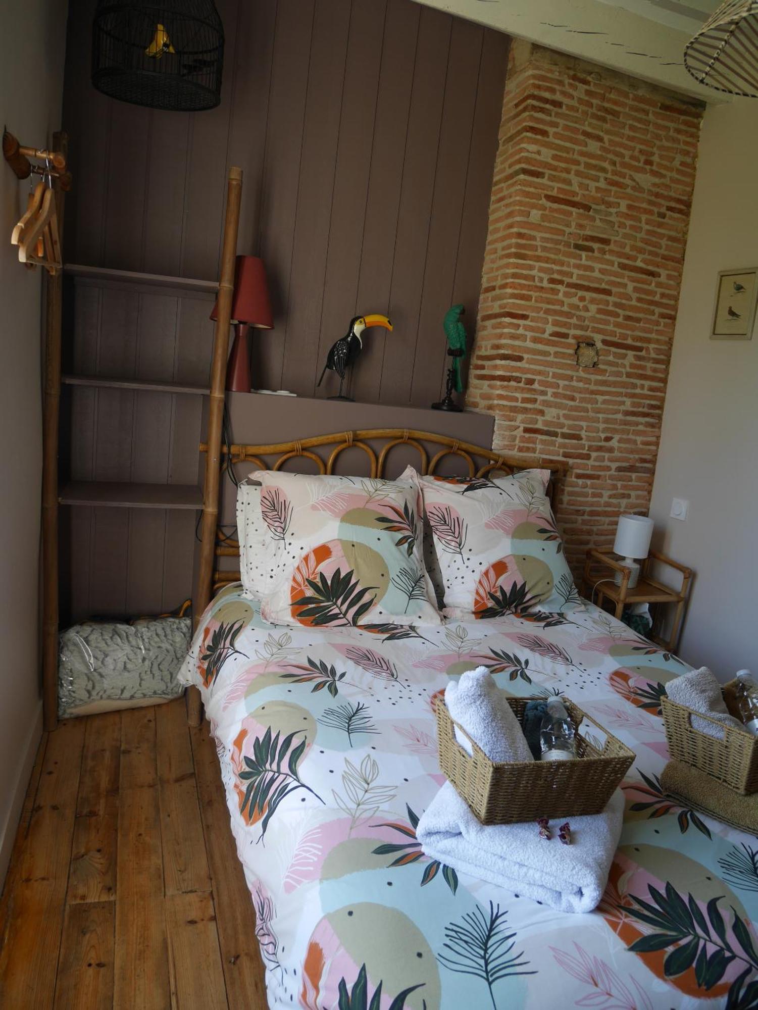 Les Volets Violets Acomodação com café da manhã Salles  Quarto foto